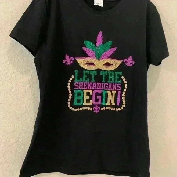 🔥2/40$🔥NWOT Mardi Gras sparkling t-shirt - Picture 1 of 5